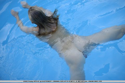 Абсолютно чистое туловище сексуальной 20-летней куколки Yana B отдыхает в бассейне