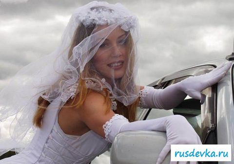 Деваха в свадебном платье разделась у машине